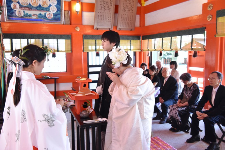 熊野速玉大社で結婚式のレンタル衣装や貸衣裳で白無垢の綿帽子や色打掛けを洋髪での髪型とヘアスタイルの写真