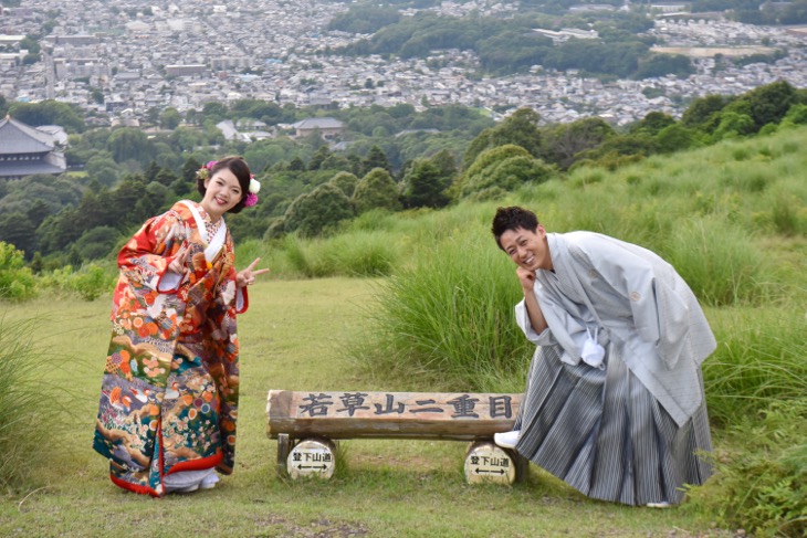 結婚式の和装前撮りロケフォトを日本庭園や茶室で洋髪の髪型とヘアスタイルで撮る打掛けの写真