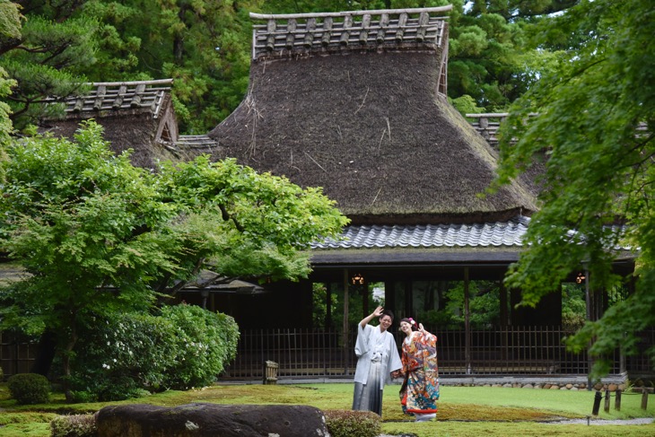 結婚式の和装前撮りロケフォトを日本庭園や茶室で洋髪の髪型とヘアスタイルで撮る打掛けの写真