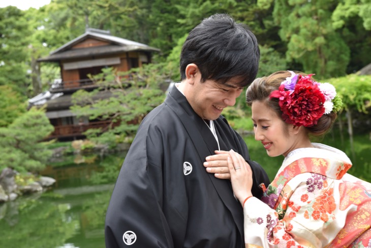 結婚式の和装前撮りを京都御苑で洋髪の色打掛けでの髪型とヘアスタイルのロケフォト写真