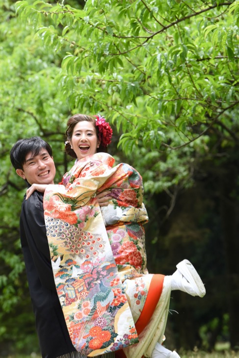 結婚式の和装前撮りを京都御苑で洋髪の色打掛けでの髪型とヘアスタイルのロケフォト写真