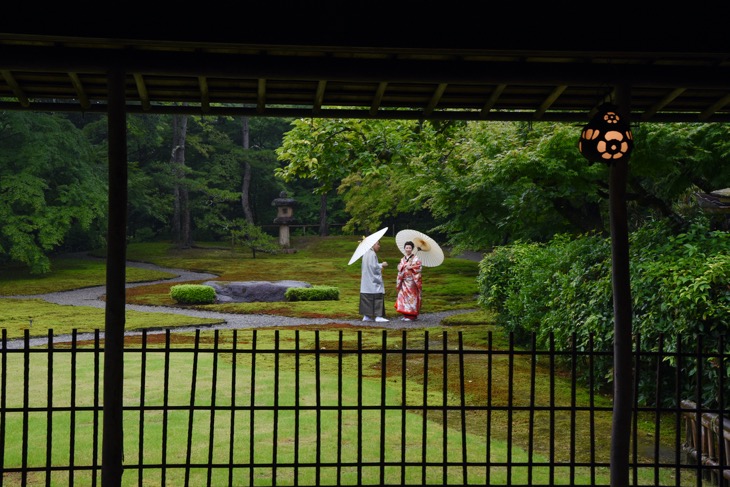 日本庭園や茶室で和装の結婚式の前撮りのロケフォトの写真