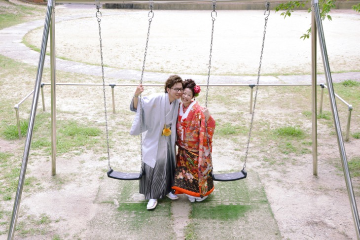 ひまわり畑で結婚式の和装前撮り写真