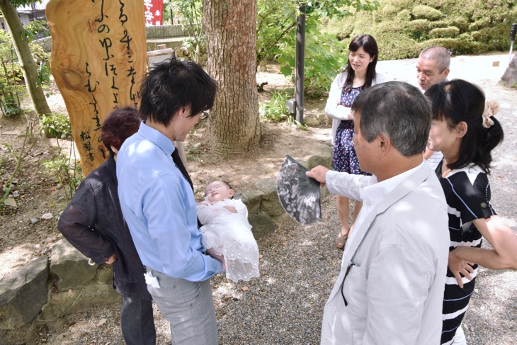 日本最古の安産祈願・子授け祈願所の奈良市の帯解寺での安産祈願後に無事に生まれた赤ちゃんのお宮参りの記念スナップ写真