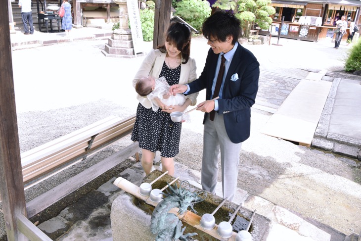 日本最古の安産祈願・子授け祈願所の奈良市の帯解寺での安産祈願後に無事に生まれた赤ちゃんのお宮参りの記念スナップ写真