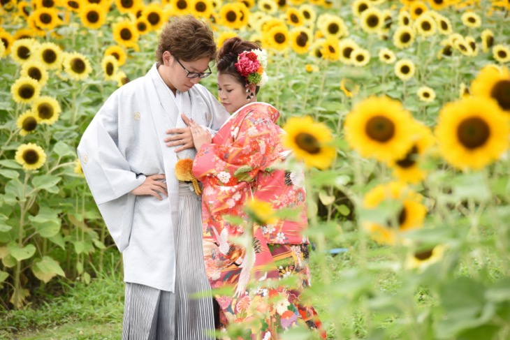 ひまわり畑で結婚式の和装前撮り写真