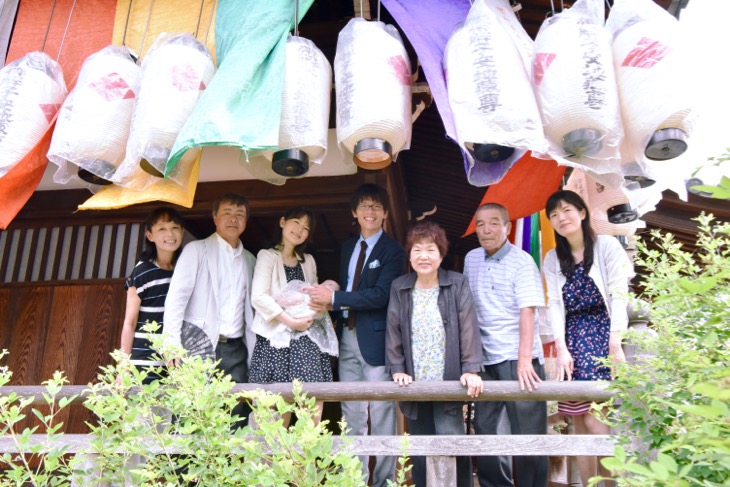 日本最古の安産祈願・子授け祈願所の奈良市の帯解寺での安産祈願後に無事に生まれた赤ちゃんのお宮参りの記念スナップ写真