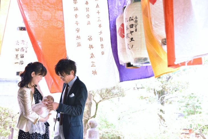 日本最古の安産祈願・子授け祈願所の奈良市の帯解寺での安産祈願後に無事に生まれた赤ちゃんのお宮参りの記念スナップ写真