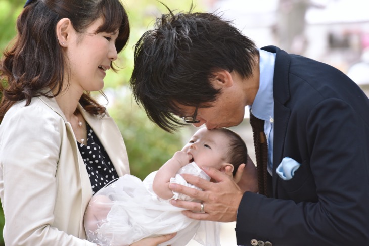 日本最古の安産祈願・子授け祈願所の奈良市の帯解寺での安産祈願後に無事に生まれた赤ちゃんのお宮参りの記念スナップ写真