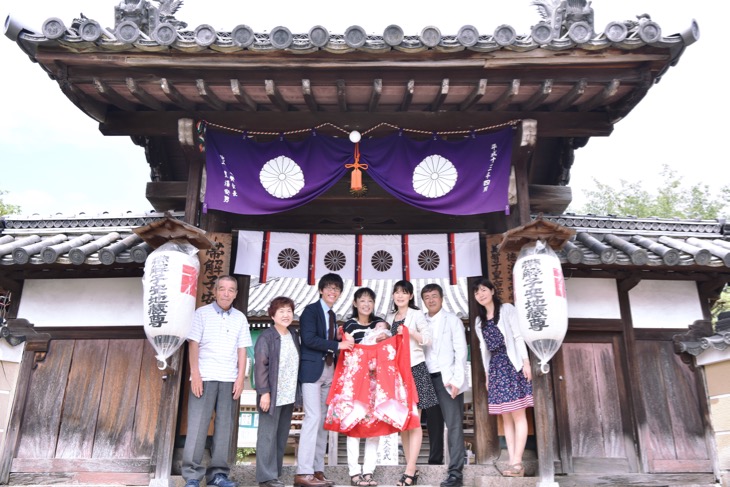 日本最古の安産祈願・子授け祈願所の奈良市の帯解寺での安産祈願後に無事に生まれた赤ちゃんのお宮参りの記念スナップ写真