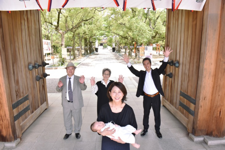 湊川神社の駐車場から撮るお宮参りの記念写真の着物や初着、産着のレンタル予約を早くに済ませたスナップ写真