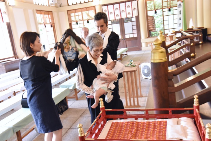 湊川神社の駐車場から撮るお宮参りの記念写真の着物や初着、産着のレンタル予約を早くに済ませたスナップ写真
