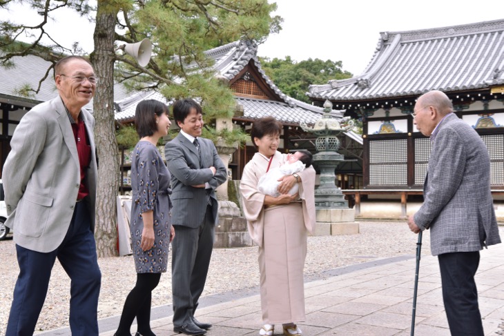 京都の御香宮神社でのお宮参りのご祈祷前にレンタル着物やレンタル衣装で撮る出張の記念写真