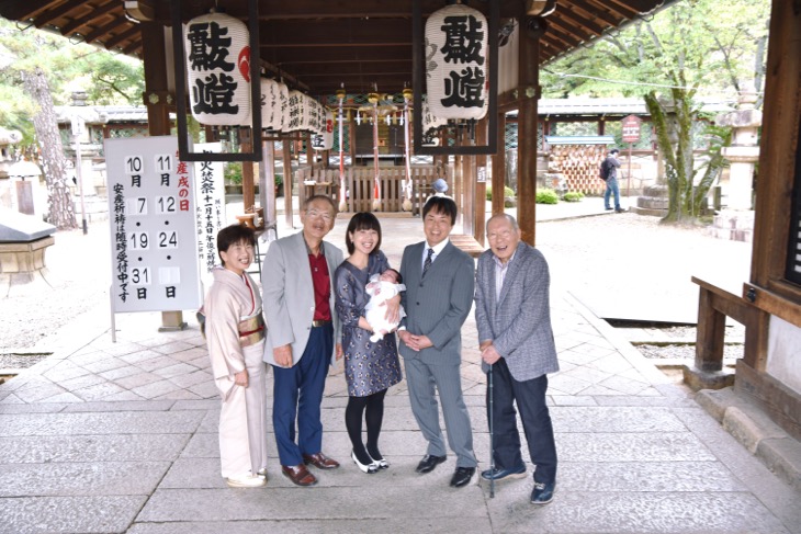 京都の御香宮神社でのお宮参りのご祈祷前にレンタル着物やレンタル衣装で撮る出張の記念写真