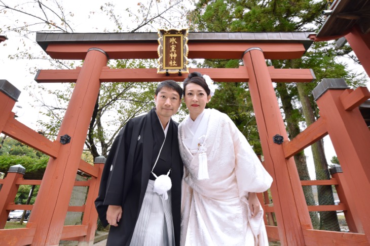 江戸三で食事会と氷室神社で結婚式の和装写真