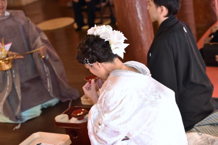 石上神宮での結婚式のレンタル白無垢衣装と洋髪ヘアスタイルの髪型の記念写真