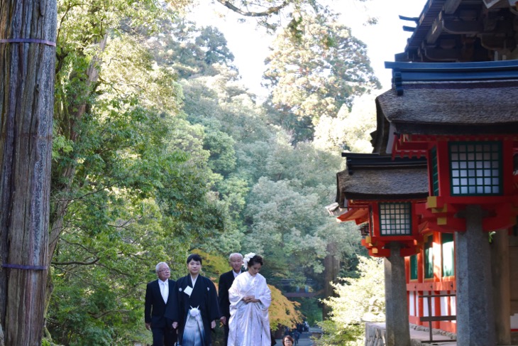 石上神宮での結婚式のレンタル白無垢衣装と洋髪ヘアスタイルの髪型の記念写真