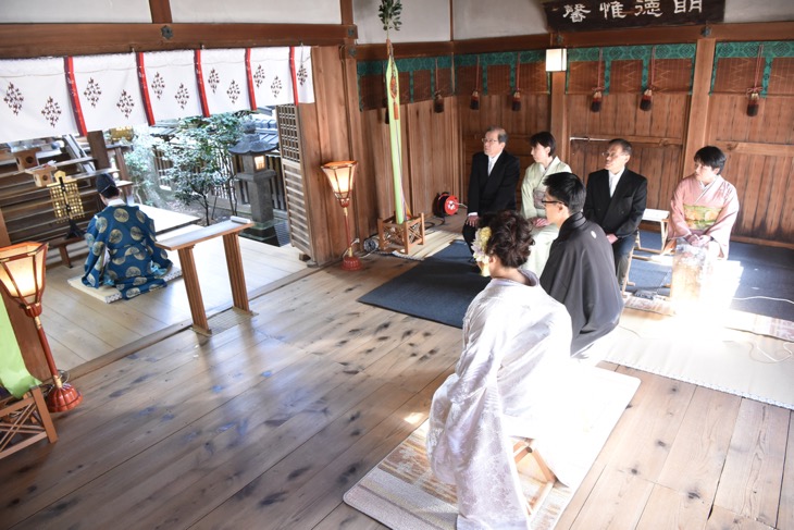 大神神社がある三輪山麓での和装の前撮りロケフォトの洋髪の髪型やヘアスタイルの写真