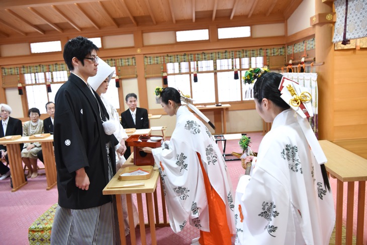 大神神社の結婚式で白無垢の綿帽子の写真