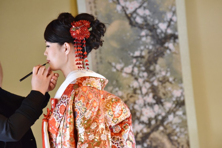大神神社の結婚式で色打掛けの写真