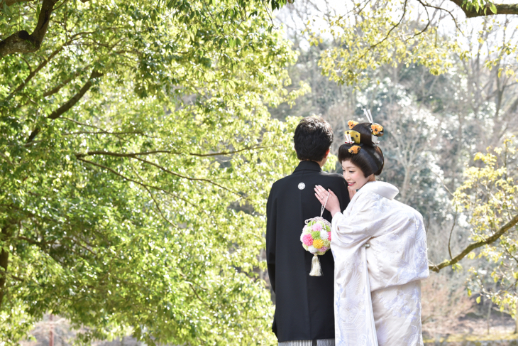 結婚式の前撮り和装ロケーションフォトで白無垢の綿帽子と色打掛けの洋髪の髪型ヘアスタイルの写真