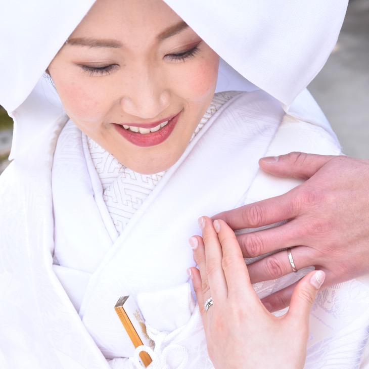 大神神社の結婚式のレンタル衣装や貸し衣裳で洋髪で白無垢の綿帽子の髪型やヘアスタイルの写真