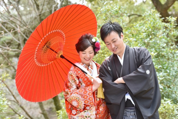 和装で赤い色打掛けの洋髪の髪型ヘアスタイルで奈良の結婚式の前撮りの写真