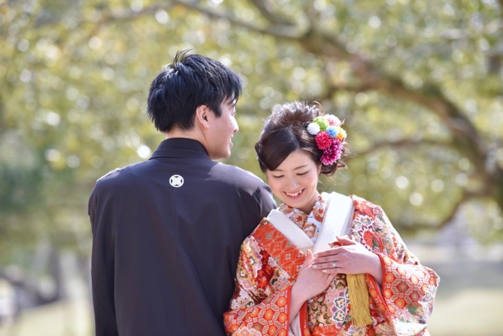 和装で赤い色打掛けの洋髪の髪型ヘアスタイルで奈良の結婚式の前撮りの写真