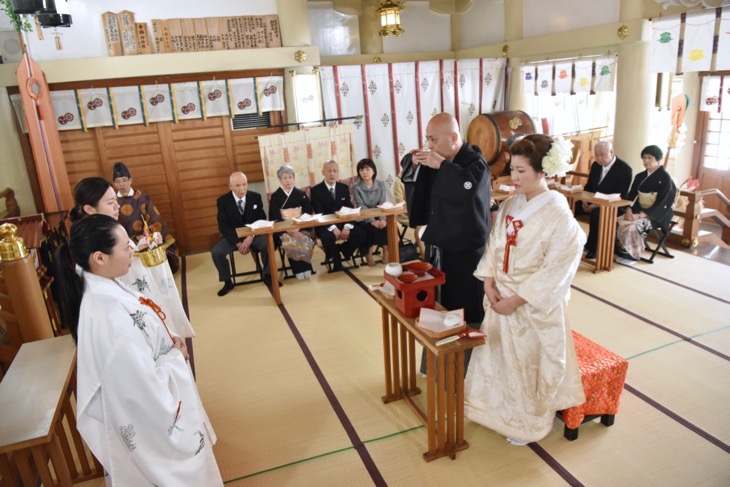 難波八坂神社とスイスホテルの結婚式の写真