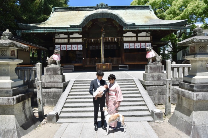 大阪府茨木市にある市役所のすぐ隣にある中央公園の駐車場近くの茨木神社のお宮参りの写真