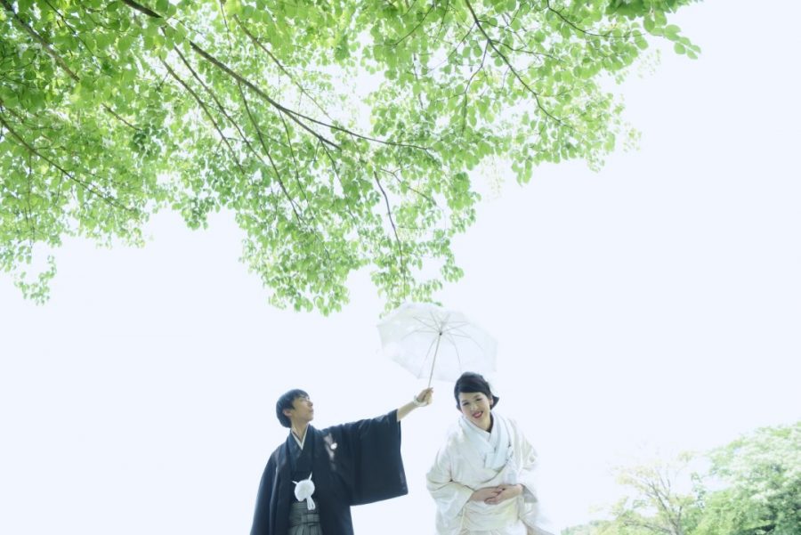 談山神社と明日香村の石舞台で結婚式の前撮りの和装ロケーションフォトの白無垢綿帽子と色打掛けの写真
