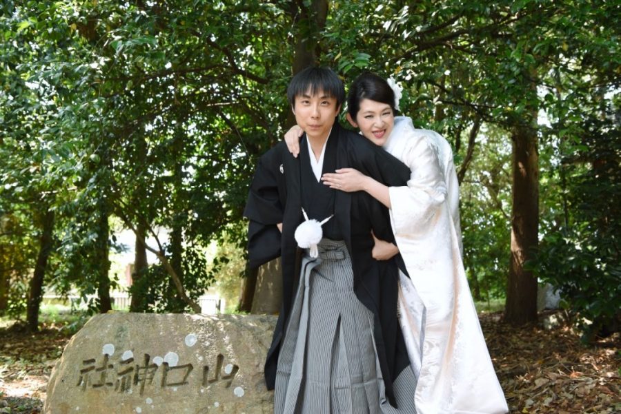 談山神社と明日香村の石舞台で結婚式の前撮りの和装ロケーションフォトの白無垢綿帽子と色打掛けの写真