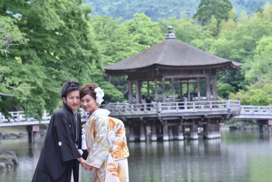 結婚式の前撮りを和装の洋髪髪型ヘアスタイルで小物アイテムを使った奈良でのロケーションフォトの写真