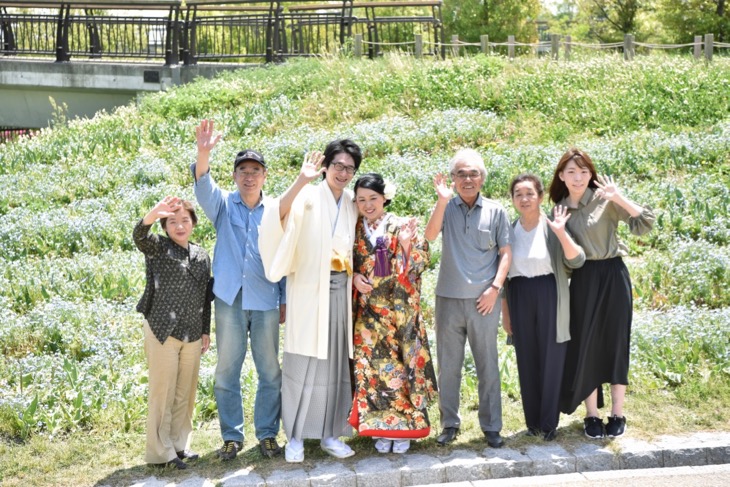 結婚式の前撮りを和装のロケーション撮影の時、色打掛けで洋髪の髪型ヘアスタイルと小物の写真