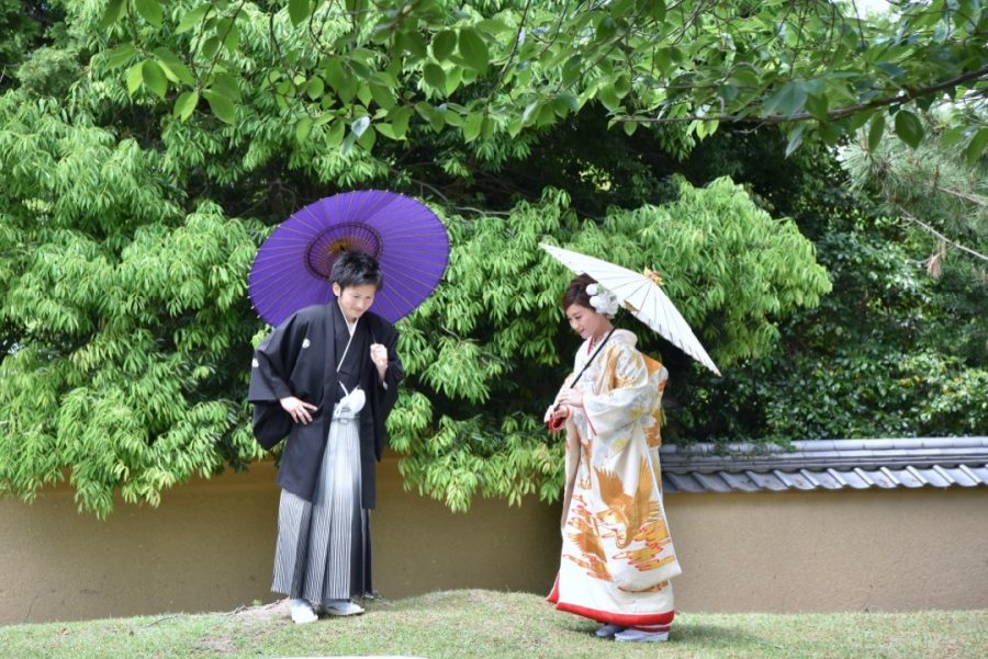 結婚式の前撮りを和装の洋髪髪型ヘアスタイルで小物アイテムを使った奈良でのロケーションフォトの写真