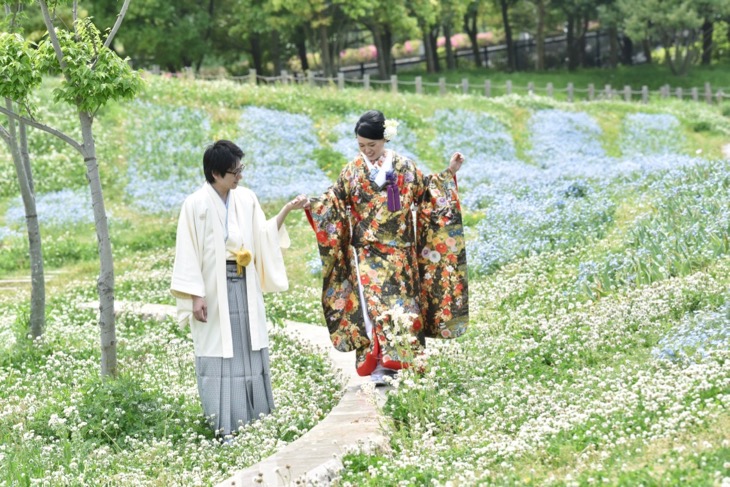 結婚式の前撮りを和装のロケーション撮影の時、色打掛けで洋髪の髪型ヘアスタイルと小物の写真