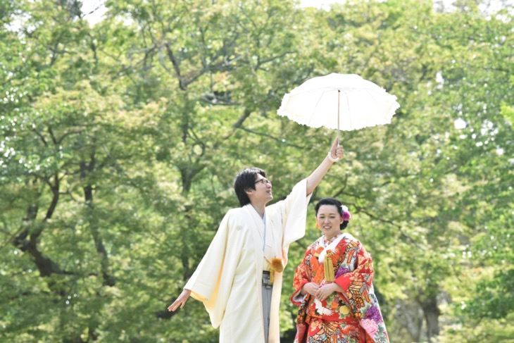 結婚式の前撮りを和装のロケーション撮影の時、色打掛けで洋髪の髪型ヘアスタイルと小物の写真