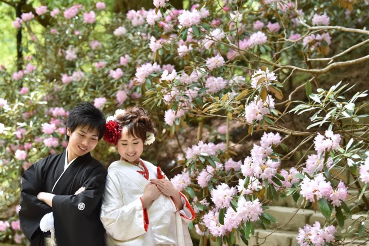 女人高野、室生寺の石楠花が満開の時期の結婚式の前撮りを和装で洋髪の髪型ヘアスタイルで古民家でのロケーション写真撮影