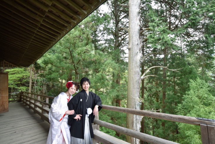 女人高野、室生寺の石楠花が満開の時期の結婚式の前撮りを和装で洋髪の髪型ヘアスタイルで古民家でのロケーション写真撮影