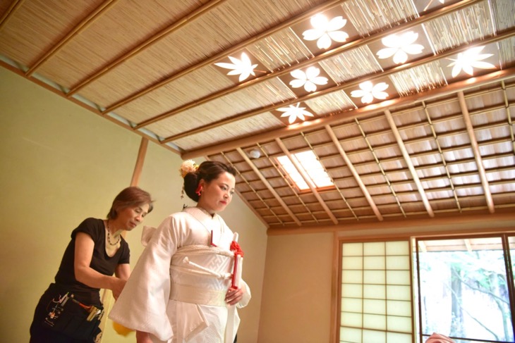 上賀茂神社で白無垢と色打掛けでの洋髪髪型ヘアスタイルでの結婚式の写真