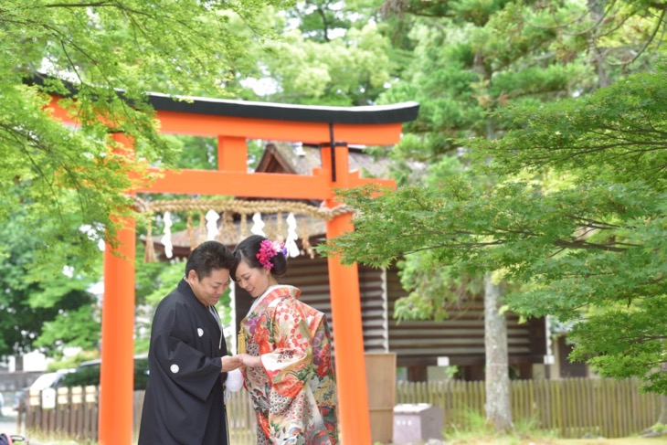 上賀茂神社で白無垢と色打掛けでの洋髪髪型ヘアスタイルでの結婚式の写真