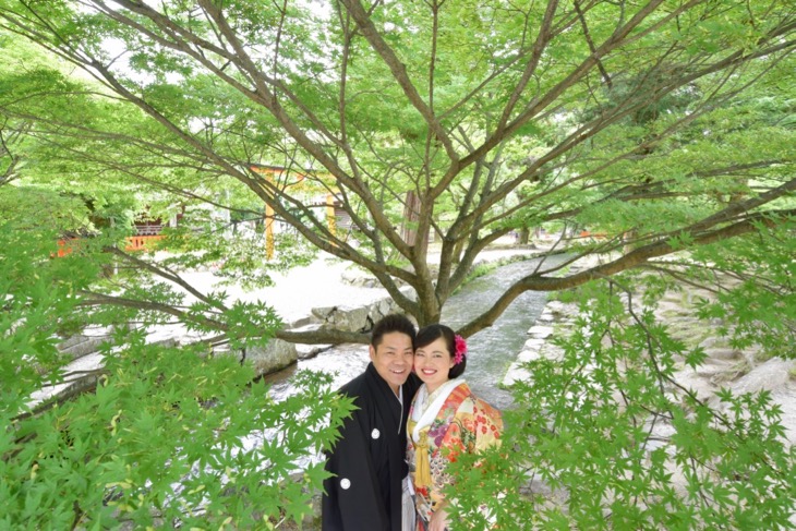 上賀茂神社で白無垢と色打掛けでの洋髪髪型ヘアスタイルでの結婚式の写真