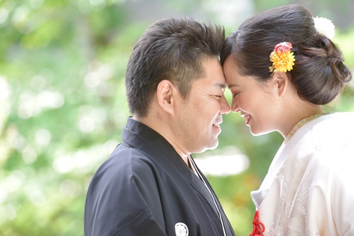 上賀茂神社で白無垢と色打掛けでの洋髪髪型ヘアスタイルでの結婚式の写真
