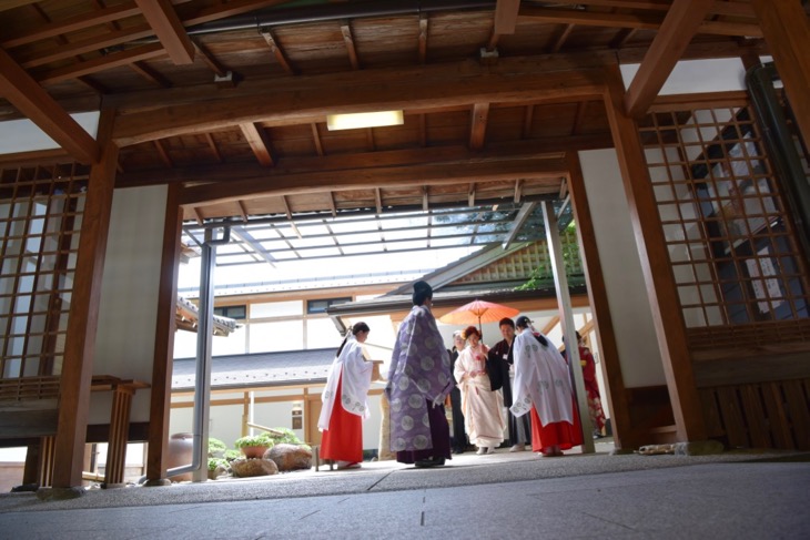 上賀茂神社で白無垢と色打掛けでの洋髪髪型ヘアスタイルでの結婚式の写真