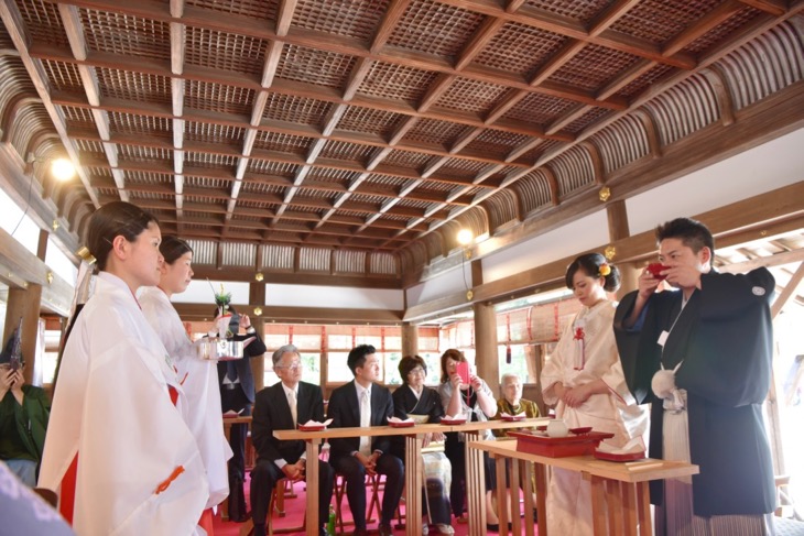 上賀茂神社で白無垢と色打掛けでの洋髪髪型ヘアスタイルでの結婚式の写真