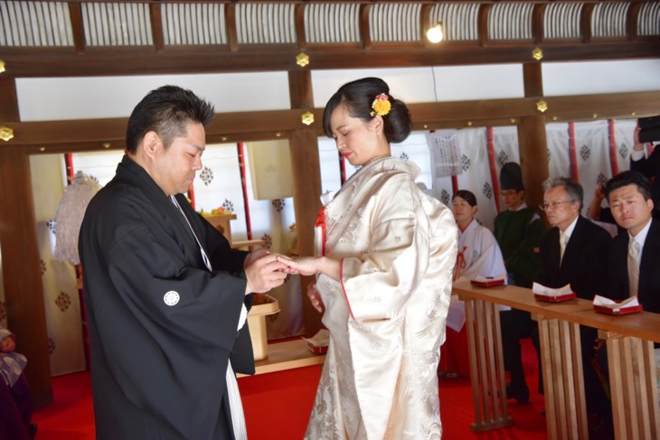 上賀茂神社で白無垢と色打掛けでの洋髪髪型ヘアスタイルでの結婚式の写真