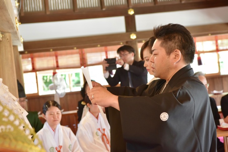 上賀茂神社で白無垢と色打掛けでの洋髪髪型ヘアスタイルでの結婚式の写真