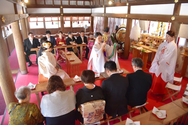 上賀茂神社で白無垢と色打掛けでの洋髪髪型ヘアスタイルでの結婚式の写真