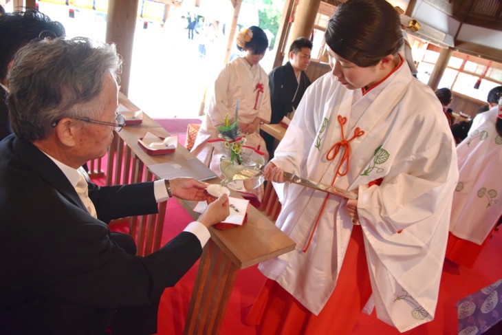 上賀茂神社で白無垢と色打掛けでの洋髪髪型ヘアスタイルでの結婚式の写真
