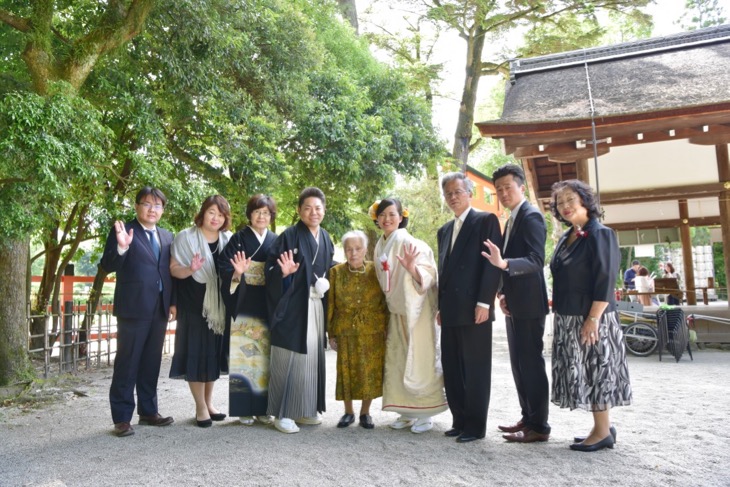 上賀茂神社で白無垢と色打掛けでの洋髪髪型ヘアスタイルでの結婚式の写真